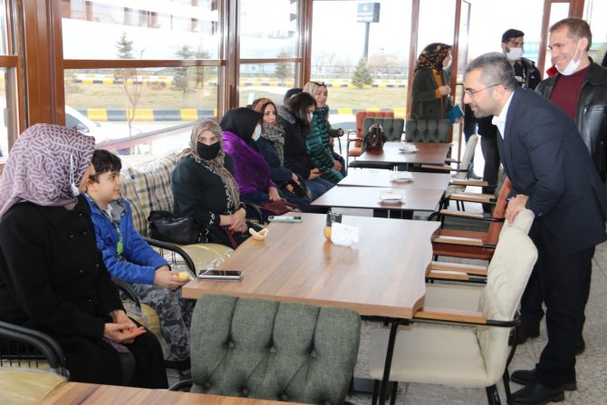 Edremit’te Bölgenin İlk ‘Glütensiz Kafesi’ Görücüye Çıktı