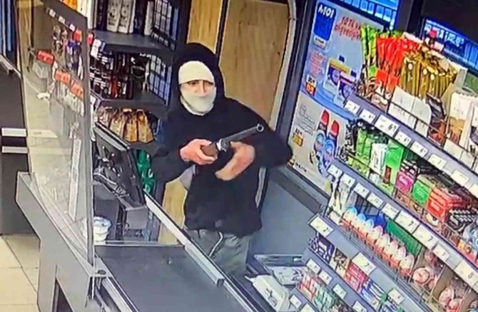 Markette Maskeli Silahlı Soygun Girişimi Kamerada