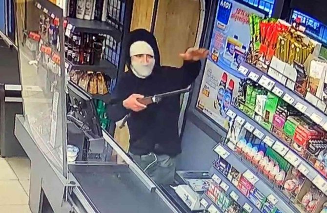 Markette Maskeli Silahlı Soygun Girişimi Kamerada