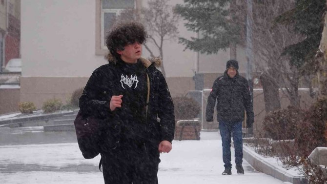 Yozgat’ta Kar Yağışı Etkili Oluyor