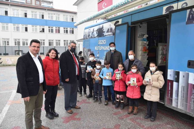 Gezici Kütüphane Yunusemre’de 60 Mahalleye Ulaştı
