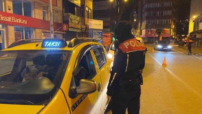 Polis Ekipleri İki Saatte 100 Aracı Kontrol Etti