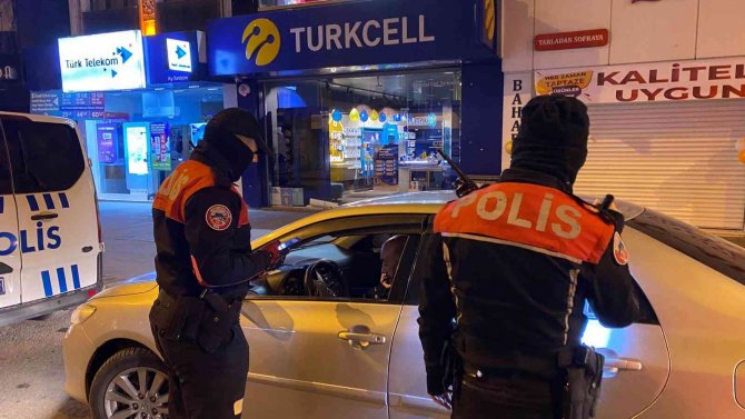 Polis Ekipleri İki Saatte 100 Aracı Kontrol Etti