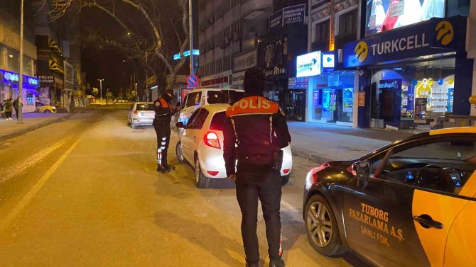Polis Ekipleri İki Saatte 100 Aracı Kontrol Etti