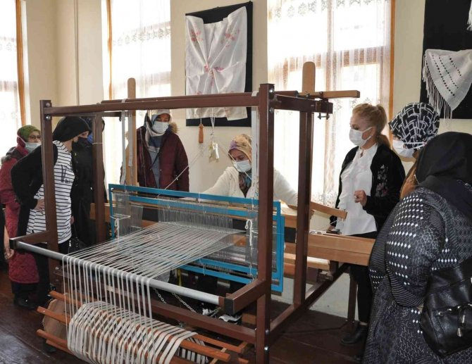 Erdemir, Elpek Bezi Eğitimini Tamamlayan Kursiyerlere Sertifikalarını Verdi