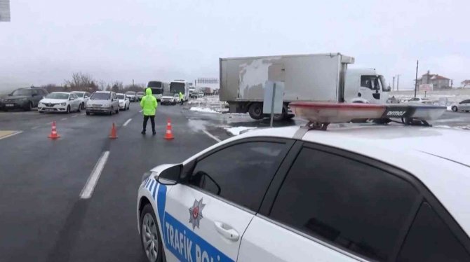 Aksaray’da Olumsuz Hava Şartları Yolları Kapattı