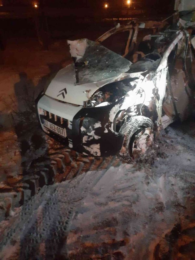Ticari Araç, Kar Küreme Aracıyla Çarpıştı: 3 Ölü