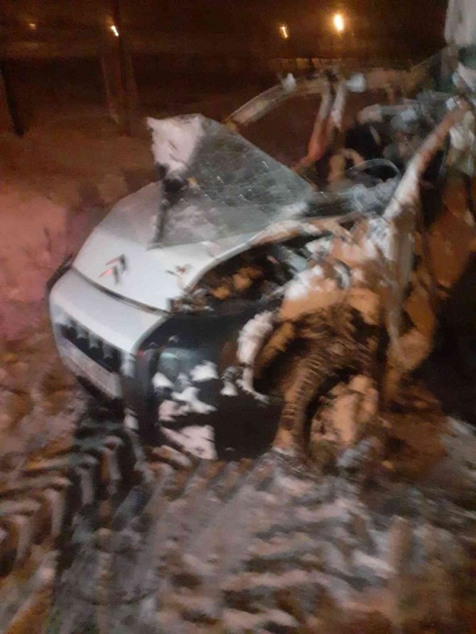 Ticari Araç, Kar Küreme Aracıyla Çarpıştı: 3 Ölü