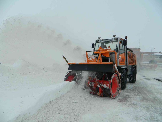 Posof Kaymakamı Ve Belediye Başkanı 2 Bin 550 Rakımda Karla Mücadele Ekiplerini Ziyaret Etti