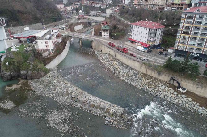 Artvin’de Dsi̇ Taşkın Koruma Çalışmalarına Devam Ediyor
