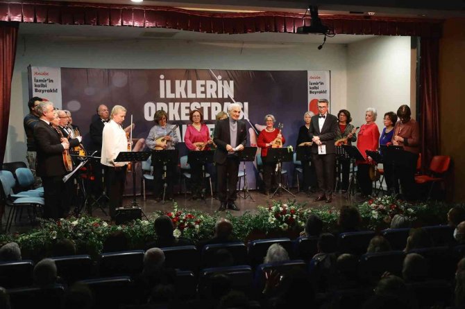 Bayraklı’nın Mandolin Orkestrası Dinleyenleri Etkiledi