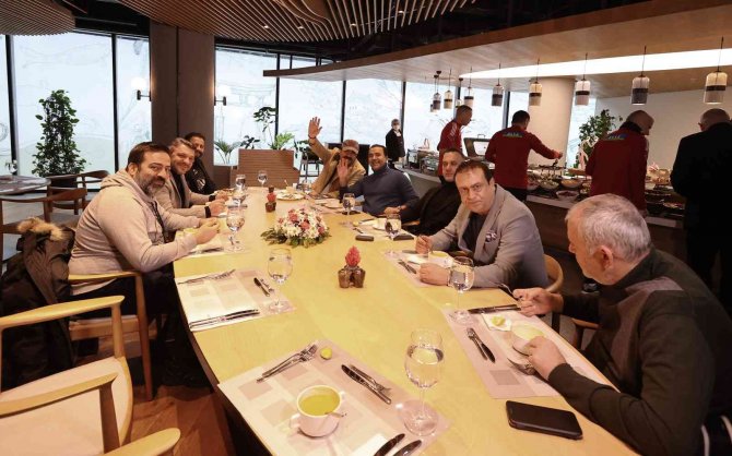 Beşiktaş Yönetiminden Derbi Öncesi Futbolculara Moral Yemeği