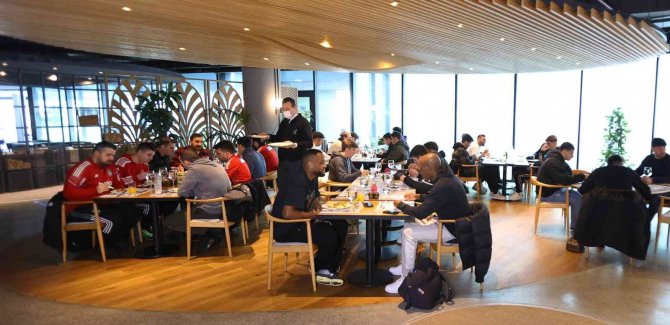 Beşiktaş Yönetiminden Derbi Öncesi Futbolculara Moral Yemeği