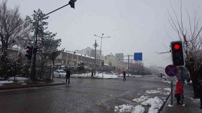 Solhan’da Kar Yağışı Nedeniyle 3 Köy Yolu Ulaşıma Kapandı