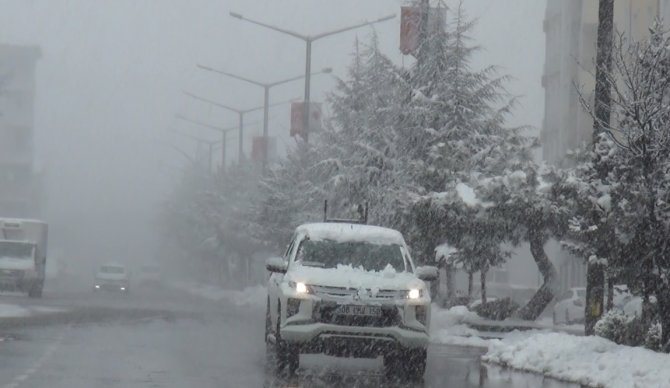 Ahlat’ta Kar Yağışı