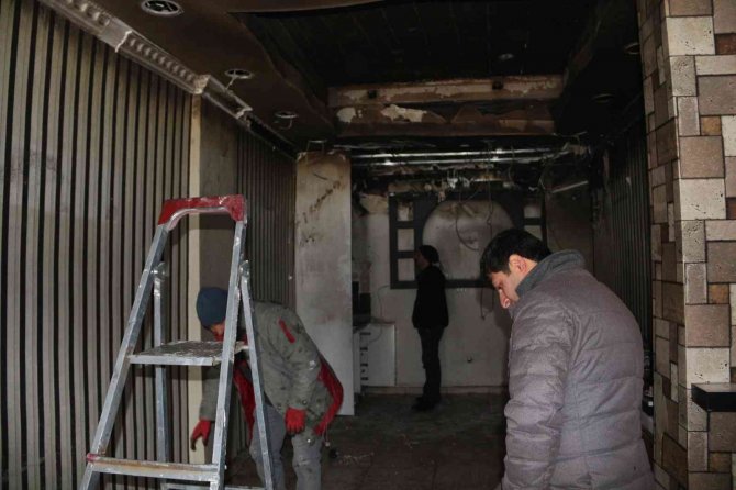 Tatvan’da Yanan Kuaför Dükkânı Kullanılamaz Hale Geldi