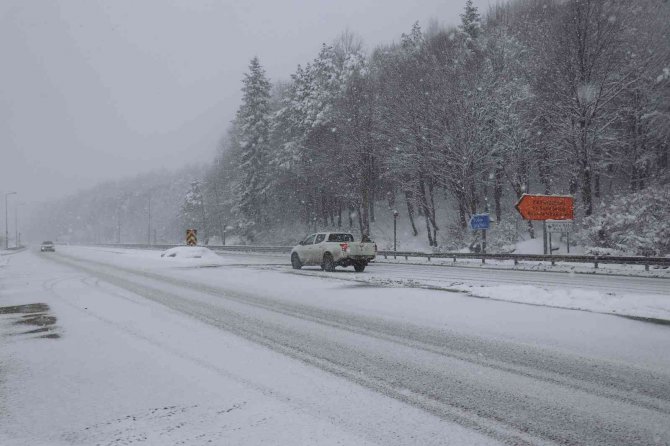 Bolu Dağı’nda Kar Şiddetini Artırdı
