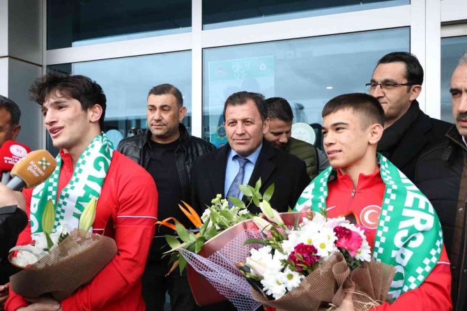 Şampiyonlar, Kayseri’de Çiçeklerle Karşılandı