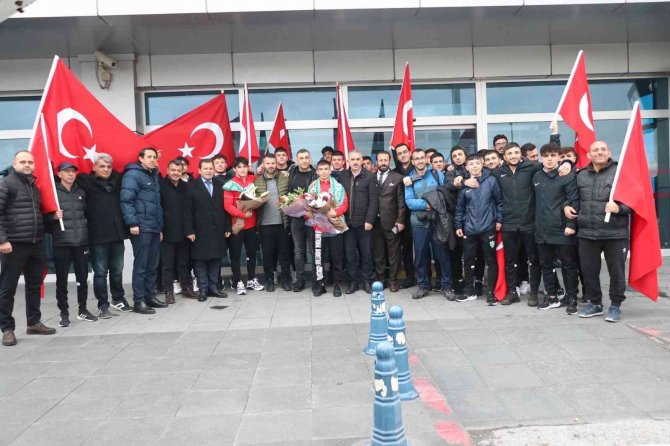 Şampiyonlar, Kayseri’de Çiçeklerle Karşılandı