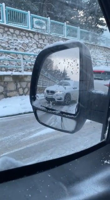 Bursa’da Kar Etkisini Gösterirken, Dikkatsiz Sürücüler Trafiği Felç Etti