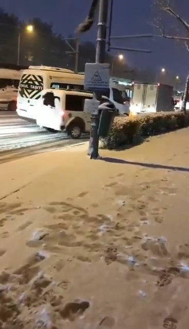 Bursa’da Kar Etkisini Gösterirken, Dikkatsiz Sürücüler Trafiği Felç Etti