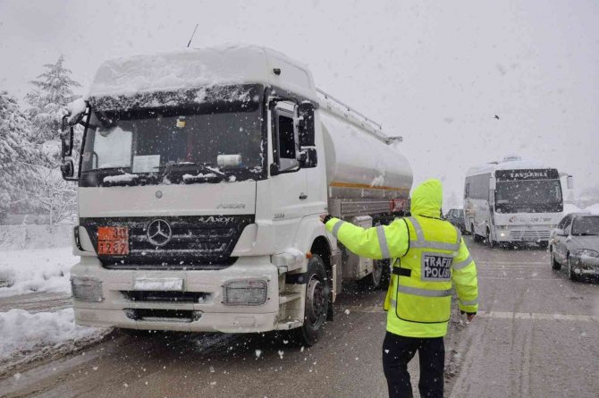 Bursa’da İ̇stanbul İstikametine Kamyon Ve Tırların Geçişine İzin Verilmiyor
