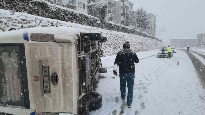Bursa’da İşçi Servisi Devrildi, 3 Kişi Yaralandı