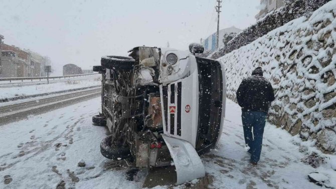 Bursa’da İşçi Servisi Devrildi, 3 Kişi Yaralandı
