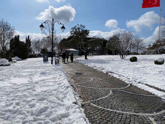 Çamlıca Tepesi’nde Çocuklar Karın, Aileler Manzaranın Tadını Çıkardı