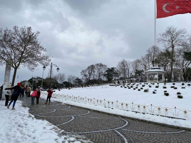 Çamlıca Tepesi’nde Çocuklar Karın, Aileler Manzaranın Tadını Çıkardı