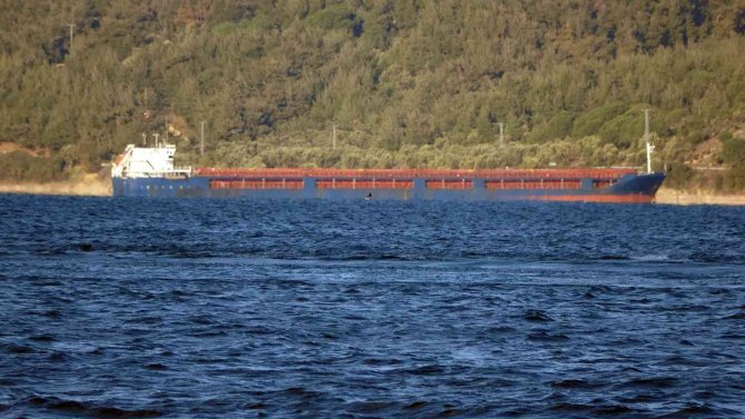 Çanakkale Boğazı’nda Karaya Oturan Geminin Kurtarma Çalışmaları Sürüyor