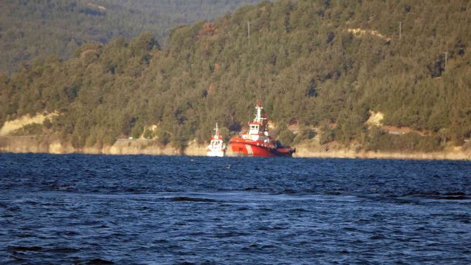 Çanakkale Boğazı’nda Karaya Oturan Geminin Kurtarma Çalışmaları Sürüyor