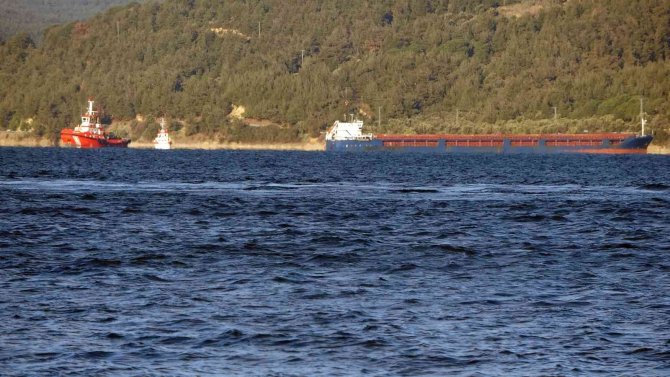 Çanakkale Boğazı’nda Karaya Oturan Geminin Kurtarma Çalışmaları Sürüyor