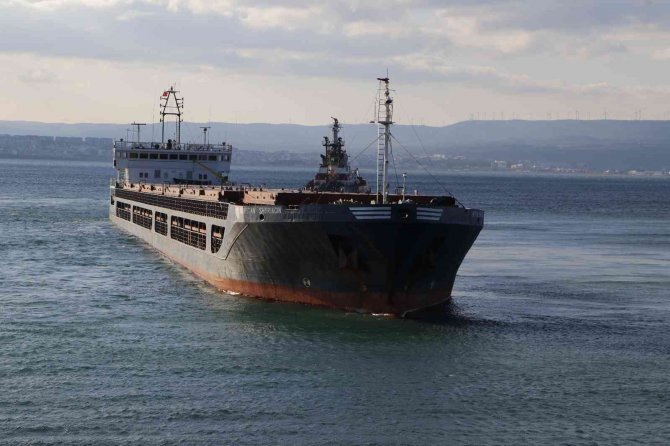 Çanakkale Boğazı’nda Karaya Oturan Gemi Kurtarıldı