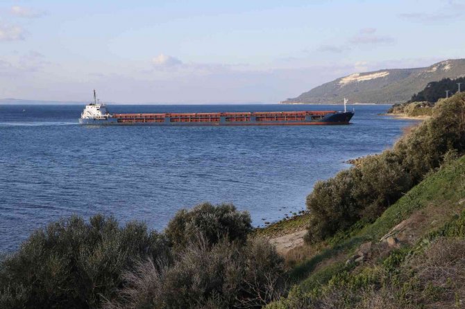 Çanakkale Boğazı’nda Karaya Oturan Gemi Kurtarıldı