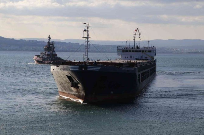 Çanakkale Boğazı’nda Karaya Oturan Gemi Kurtarıldı