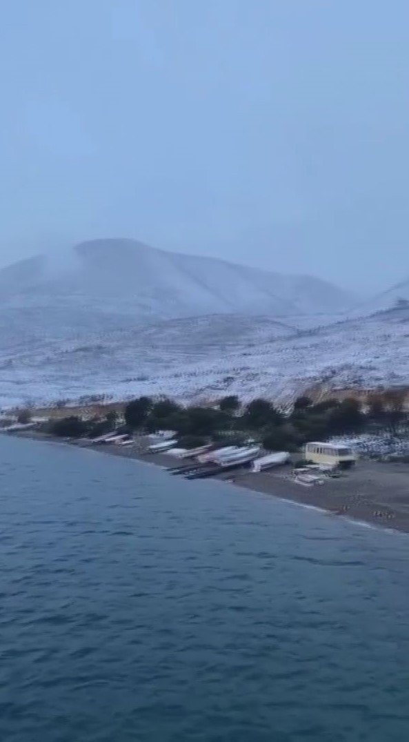 Çeşme Otoyolu’nda Kar Yağışı Nedeniyle Ulaşım Durdu