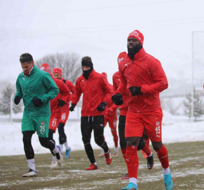 Sivasspor Kar Altında Çalıştı