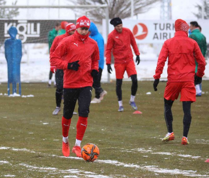 Sivasspor Kar Altında Çalıştı