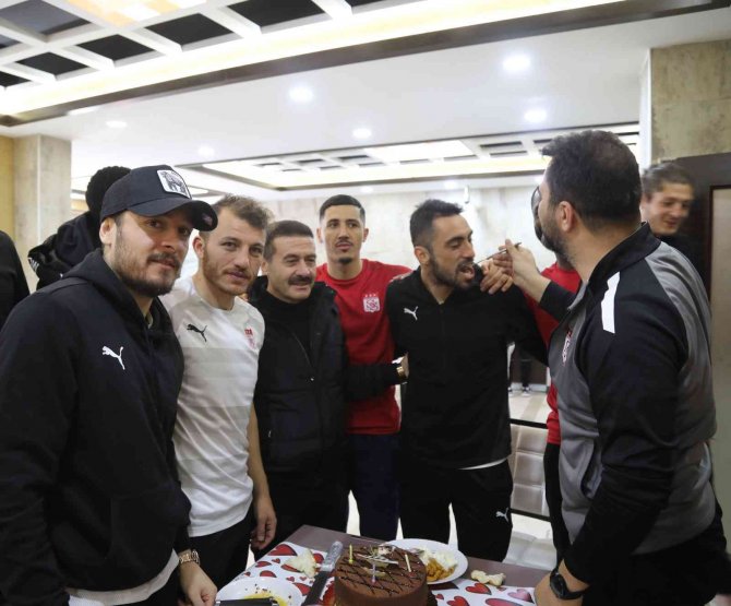 Uğur Çiftçi’ye Sürpriz Doğum Günü Kutlaması