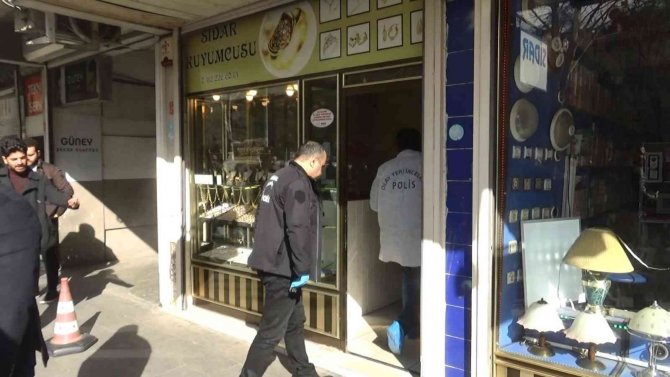 Diyarbakır’da Kuyumcu Soygunu: 4 Bileziği Cebine Koyup Silah Çekti