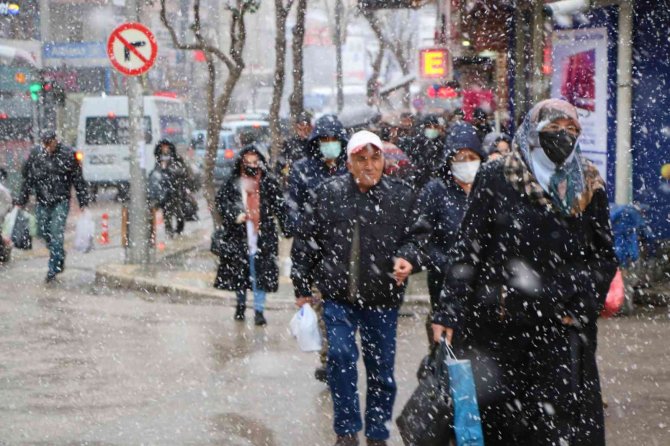 Kar, Elazığ’ı Etkisi Altına Aldı