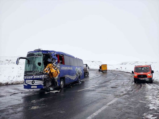 Yolcu Otobüsüyle Tır Çarpıştı: 1 Ölü, 3 Yaralı