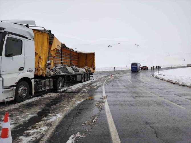 Yolcu Otobüsüyle Tır Çarpıştı: 1 Ölü, 3 Yaralı