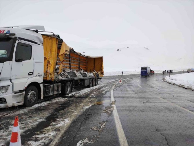 Yolcu Otobüsüyle Tır Çarpıştı: 1 Ölü, 3 Yaralı