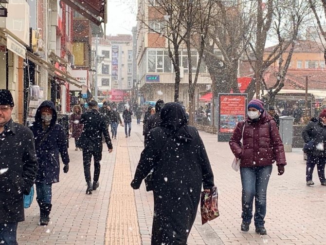 Eskişehir’de Yer Yer Kar Yağışı Etkili Olmaya Başladı