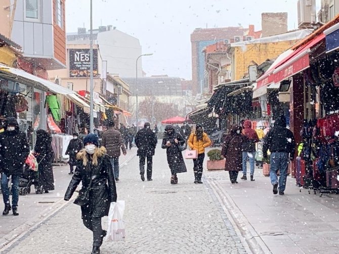 Eskişehir’de Yer Yer Kar Yağışı Etkili Olmaya Başladı