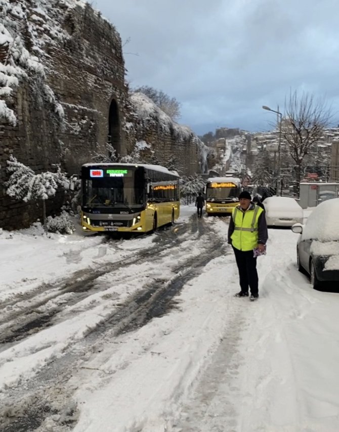 Fatih’te 3 İ̇ett Otobüsü Kardan Dolayı Yolda Kaldı