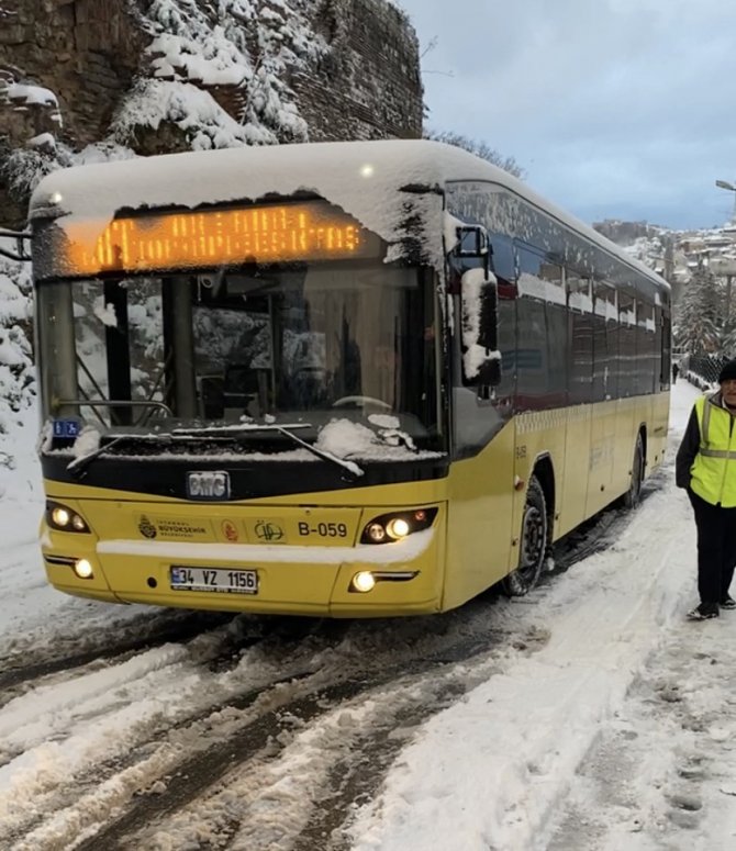 Fatih’te 3 İ̇ett Otobüsü Kardan Dolayı Yolda Kaldı