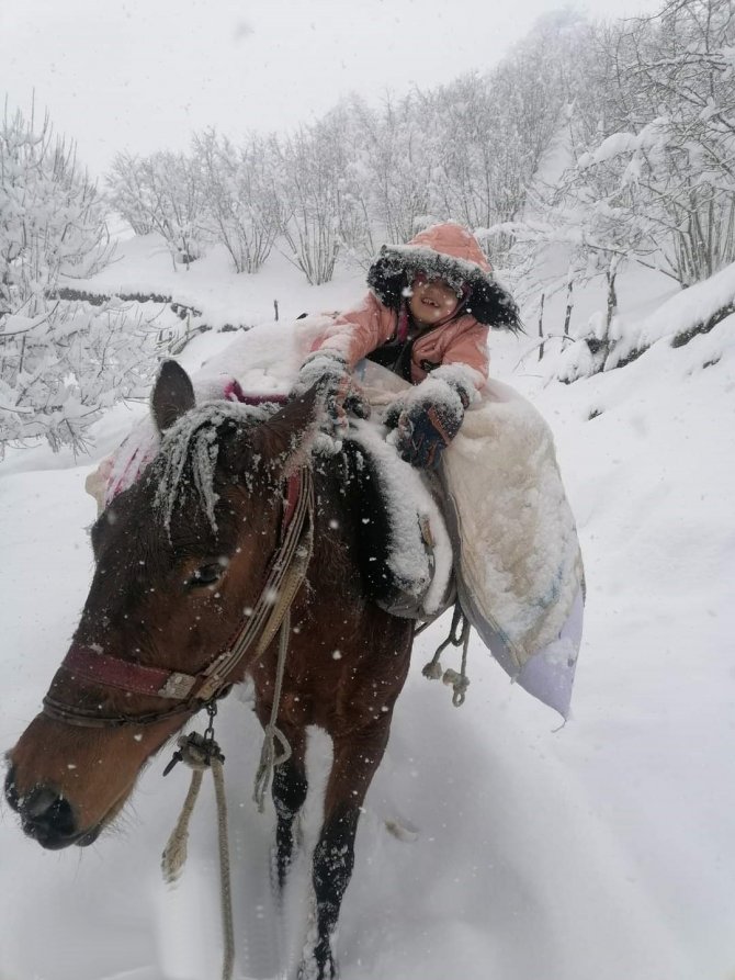 Kar Yolu Kapatınca Çocukları At Sırtında Okula Götürdü